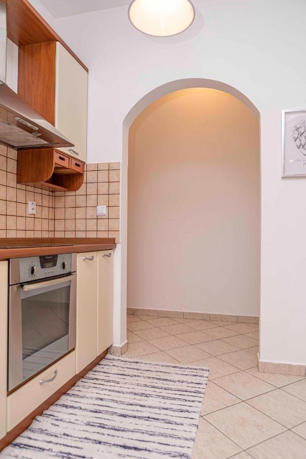 Castle View Apartment With Free Parking Братислава Екстериор снимка