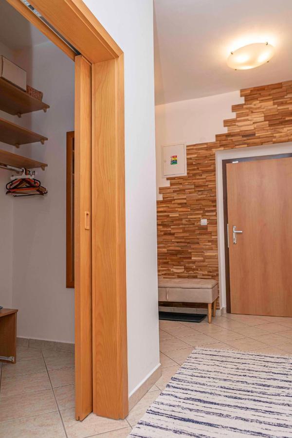 Castle View Apartment With Free Parking Братислава Екстериор снимка