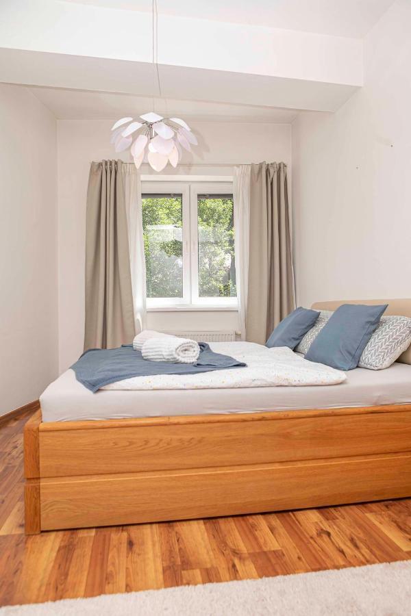 Castle View Apartment With Free Parking Братислава Екстериор снимка