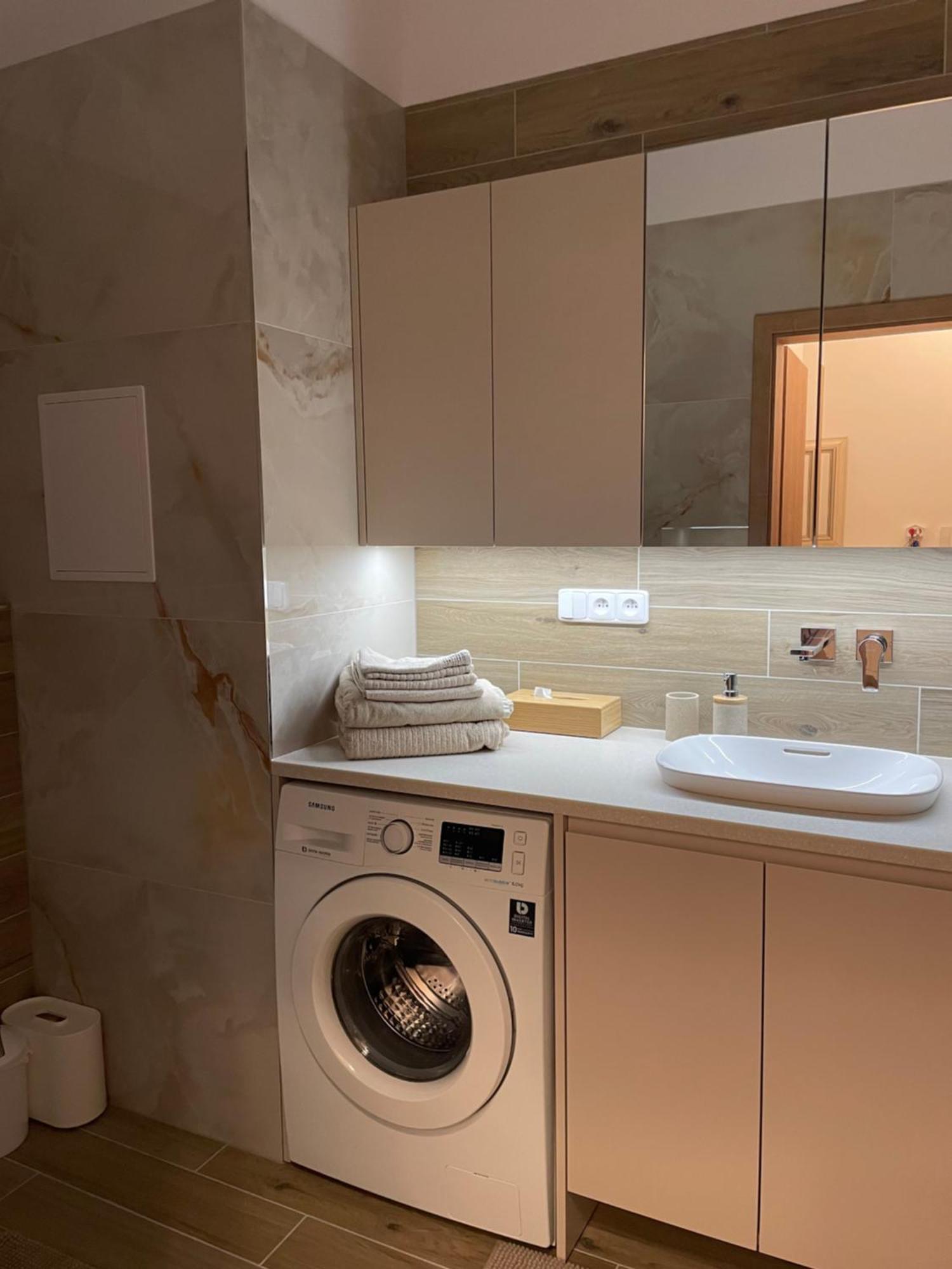 Castle View Apartment With Free Parking Братислава Екстериор снимка