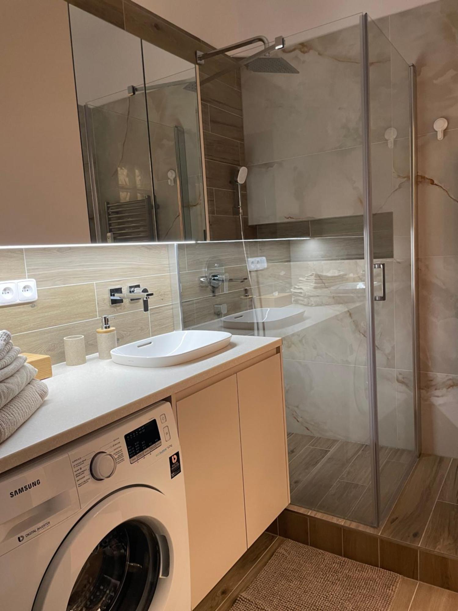 Castle View Apartment With Free Parking Братислава Екстериор снимка